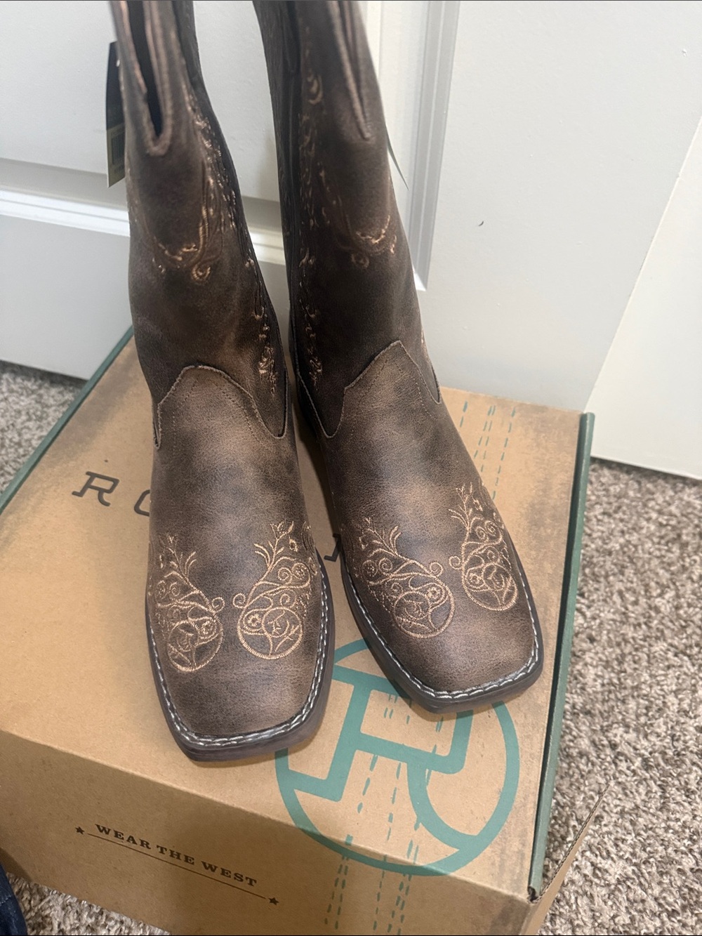 Roper Dark Brown Suede Embroidered Western 👢